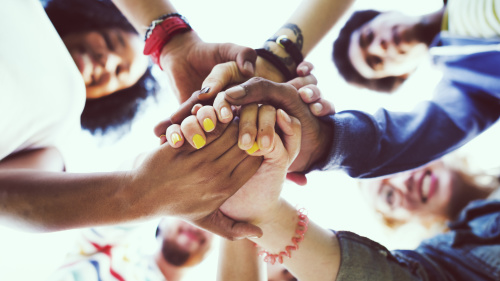 Jugendliche (Foto: Shutterstock/Rawpixel)