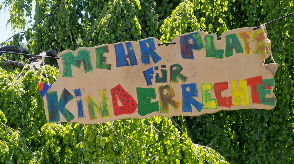 Banner an der Straße der Kinderrechte