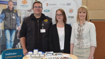 Foto (Saarbahn GmbH): v. r. mobisaar-Projektkoordinatorin Katharina Meßner-Schalk von der Saarbahn GmbH, Annika Nöther vom mobisaar-Projektpartner Neue Arbeit Saar und der mobisaar-Lotse Mark Heimann am mobisaar-Stand.