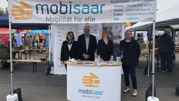 Foto (v.r.): mobisaar-Lotse Dominik Schubhan, mobisaar-Projektkoordinatorin Katharina Meßner-Schalk von der Saarbahn GmbH, Professor Daniel Bieber vom mobisaar-Projektpartner iso-Institut und Stefanie Vogel von der Saarbahn GmbH.