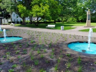 Neue Bepflanzung und aufbereitete Brunnen - die Sanierung der Stengelanlage ist abgeschlossen. (Foto: LHS/Stefan Himmer)