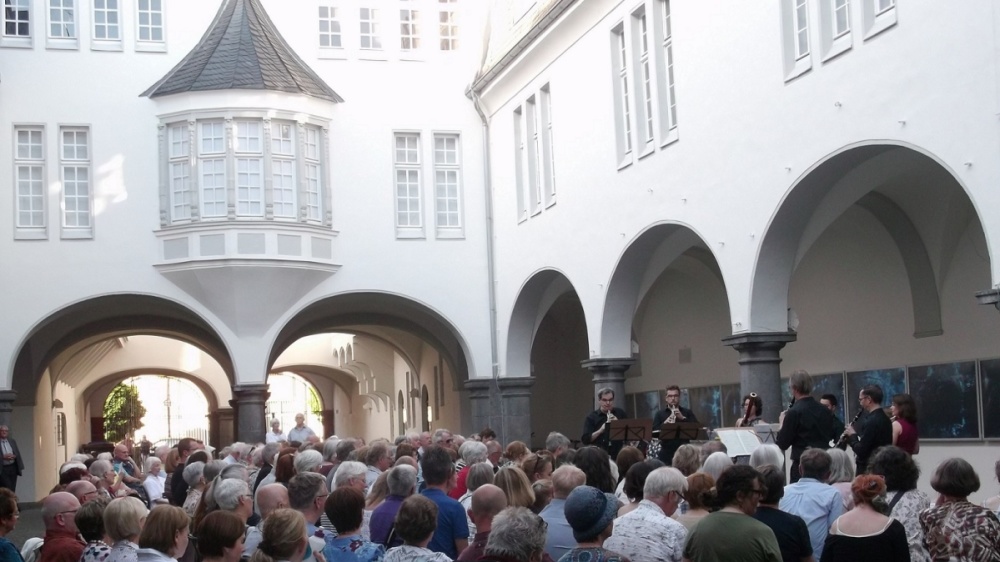 Konzertszene der Serenade 2019 im Innenhof der Stadtgalerie