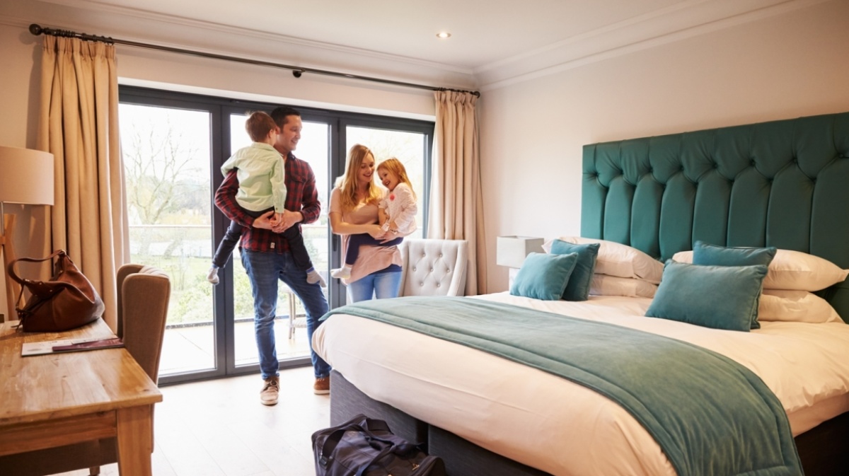Familie in Hotelzimmer Shutterstock_411218071_Monkey Business Images