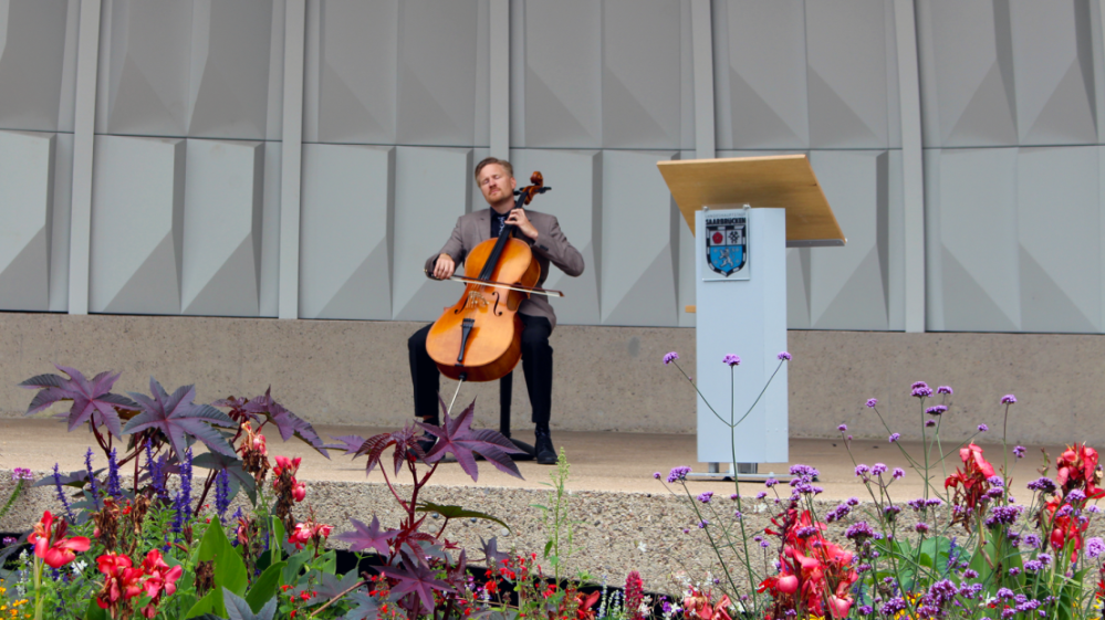 Cellist Benjamin Jupé spielt bei der Einweihung des Musikpavillons 2019