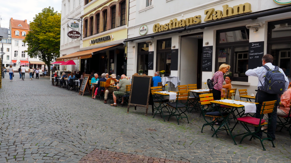 In der Fußgängerzone lädt die Gastronomie in der Saarstraße zum Genuss ein.