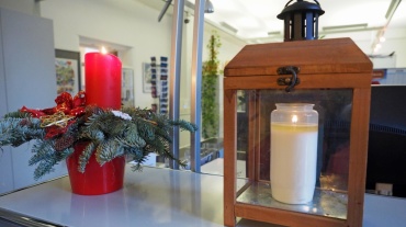 Friedenslicht auf der Infotheke im Rathaus St. Johann Image