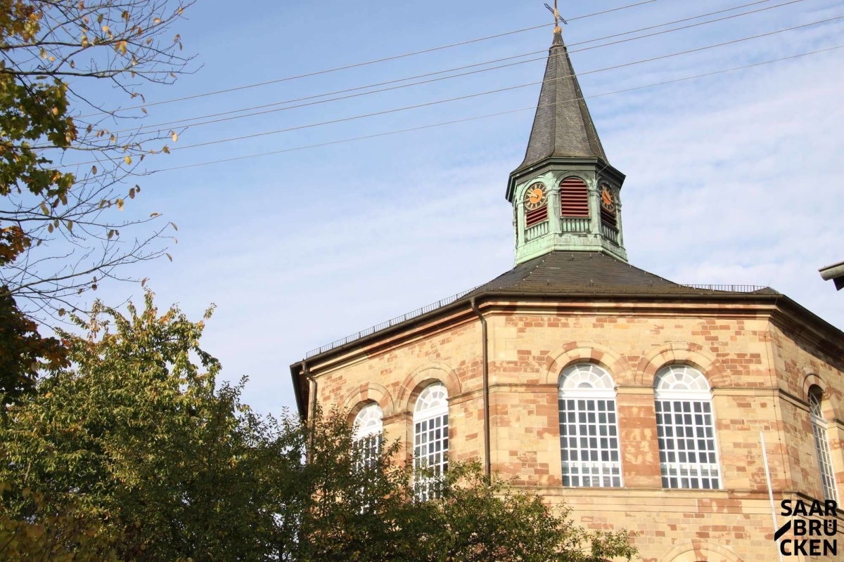 Vor dem Traualtar - zum Beispiel in der Schinkelkirche in Bischmisheim