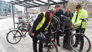 Oberbürgermeister Uwe Conradt besucht gemeinsam mit den Geschäftsführern der GIU, Jürgen Schäfer und Michael Sponholz, sowie dem Radbeauftragten Rainer Bier die neue Pedelec-Ladestation in der Trierer Straße Image