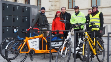 Oberbürgermeister Uwe Conradt besucht gemeinsam mit den Geschäftsführern der GIU, Jürgen Schäfer und Michael Sponholz, sowie dem Radbeauftragten Rainer Bier die neue Pedelec-Ladestation in der Trierer Straße Image
