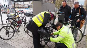 Oberbürgermeister Uwe Conradt besucht gemeinsam mit den Geschäftsführern der GIU, Jürgen Schäfer und Michael Sponholz, sowie dem Radbeauftragten Rainer Bier die neue Pedelec-Ladestation in der Trierer Straße Image