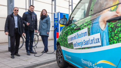 Gemeinsam mit ESLL-Geschäftsführer Martin Kraus und der Vertriebsleiterin Rieke Caroli hat OB Conradt (mitte) drei neue E-Ladesäulen in Saarbrücken in Betrieb genommen. 