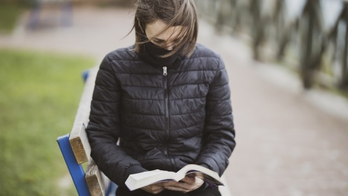 Lesende Studierende mit Maske