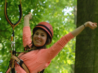 Frau beim Klettern im Hochseilgarten