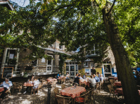 Blick in den Innenhof des Cafés Kostbar