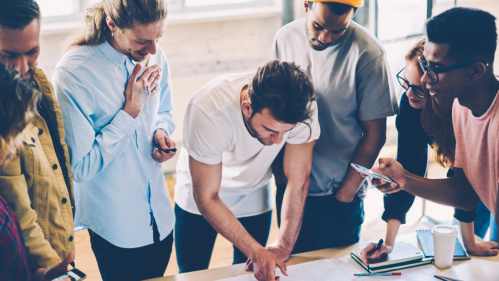 Junge Menschen arbeiten gemeinsam an einem Projekt