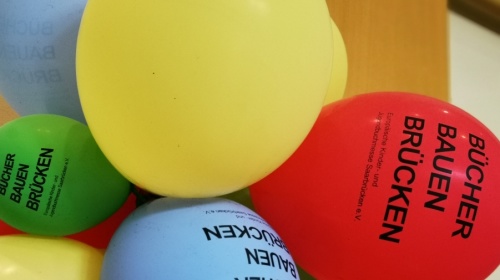rote, gelbe, blaue und grüne Luftballons