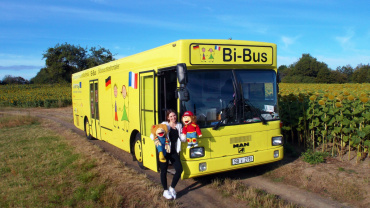 Nadine Schneider, Leiterin des Bücherbusses, mit dem Bi-Bus (Quelle: Katrin Thomaser) Image
