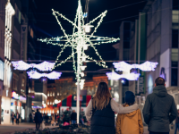 Familie schlendert durch vorweihnachtliche Bahnhofstraße Familie schlendert durch vorweihnachtliche Bahnhofstraße