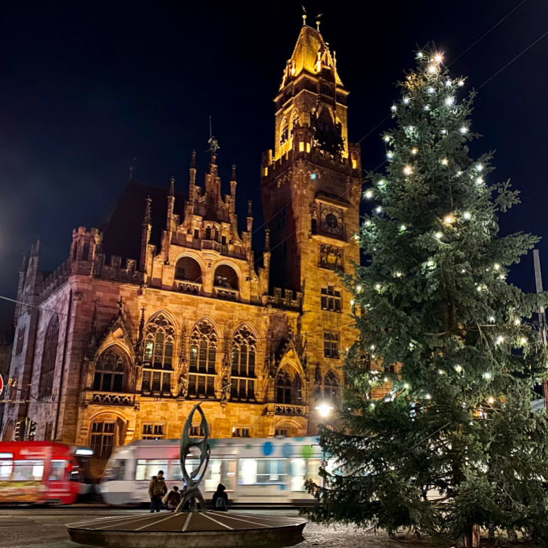 Weihnachtsbaum vorm Rathaus St. Johann