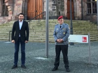 Oberst Matthias Reibold, Kommandeur des Landeskommandos der Bundeswehr im Saarland, hat am 18. November Oberbürgermeister Uwe Conradt besucht. Bei dieser Gelegenheit  hat er sich ins Gästebuch der Landeshauptstadt  eingetragen.