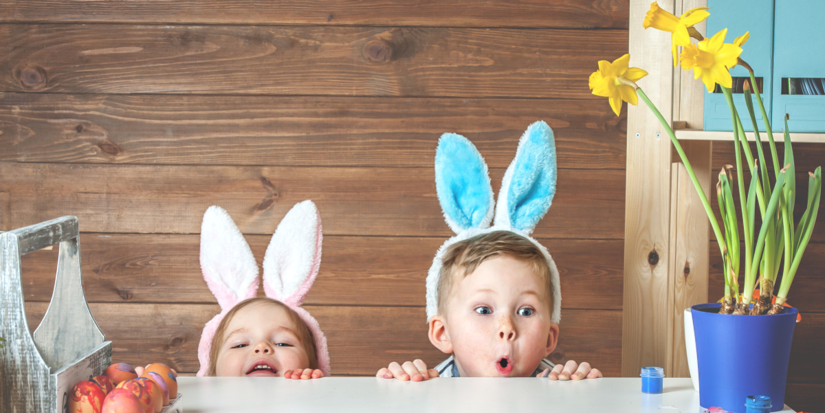 Kinder mit Hasenohren staunen