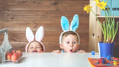 Kinder mit Hasenohren staunen