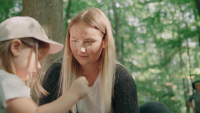 Mädchen mit Erzieherin Mädchen mit Erzieherin