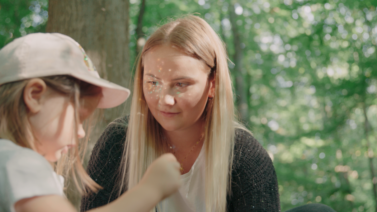 Mädchen mit Erzieherin