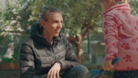 Mädchen mit Erzieher