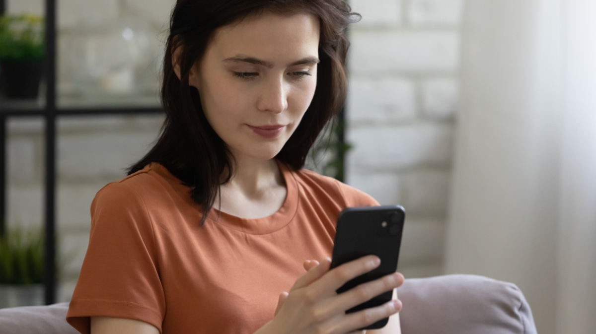 Junge Frau mit Smartphone 