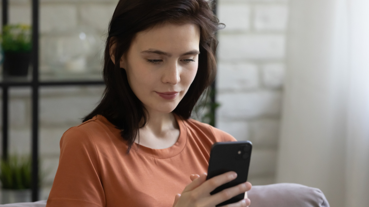 Junge Frau mit Smartphone 