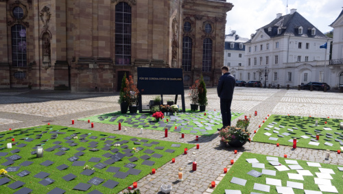 Am 15. April hat Uwe Conradt den Corona-Opfern vor der Ludwigskirche gedacht.