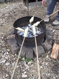 Stockbrote über dem Feuer