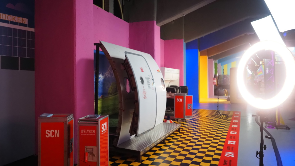 Flugzeugtür vor einer beleuchteten Wand