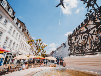 DER MARKT STAND IM ZEICHEN DER DAMALIGEN POLITIK „KULTUR FÜR ALLE“. SIE FÖRDERTE AUCH DAS LEBEN DER INNENSTÄDTE. DAS SAARBRÜCKER ALTSTADTFEST (ERSTMALS 1975) IST DAFÜR EIN BEISPIEL.