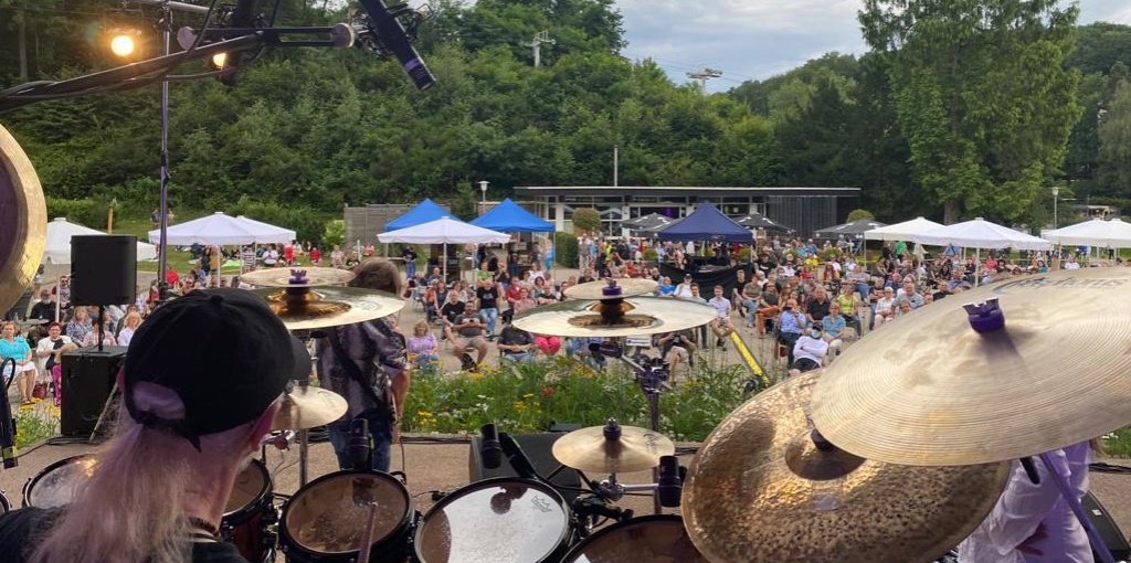 Band macht Musik, Publikum im Hintergrund