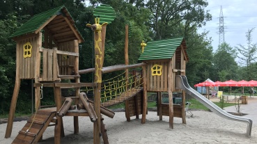 Kletterhaus mit Hängebrücke und Rutsche Image