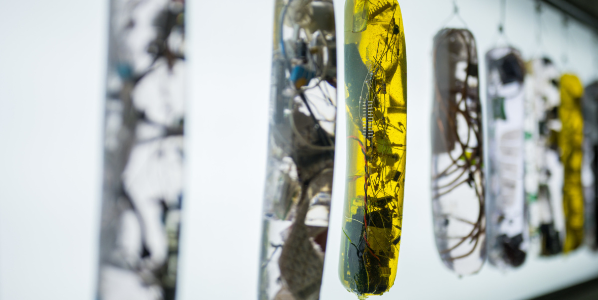 Bockwürste aus Kunstharz mit technologischen Kleinstteilchen