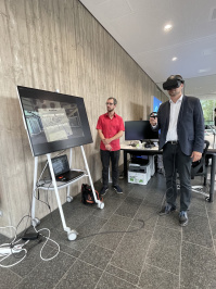 Sommertour 28. Juli: OB Conradt steuert einen Roboter über eine Virtual Reality Brille
