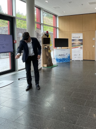 Sommertour 28. Juli: OB Conradt steuert einen Roboter über eine Virtual Reality Brille