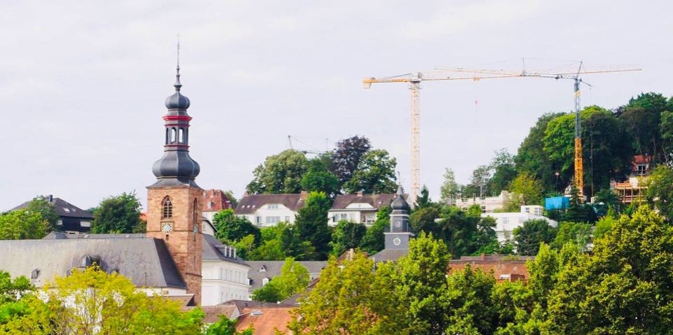 Baukräne in Saarbrücken: Blick von der Wilhelm-Heinrich-Brücke in Richtung Alt-Saarbrücken