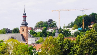 Baukräne in Saarbrücken: Blick von der Wilhelm-Heinrich-Brücke in Richtung Alt-Saarbrücken