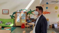 Sommertour 2021: In der städtischen Grundschule Wiedheck hat sich OB Conradt ein Bild über die Räumlichkeiten gemacht und mit Mitarbeitern und Mitarbeiterinnen gesprochen. In der Schule gibt es abwechslungsreiche Lernorte und Spielmöglichkeiten und wahnsi