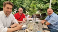 Sommertour 2021: Bei der "Wilden Ente" in Güdingen hat sich OB Conradt mit Bezirksbürgermeister Daniel Bollig und Gastronom Michael Schley über die aktuelle Lage und die Auswirkungen der Coronakrise auf Gaststätten und Vereine informiert.