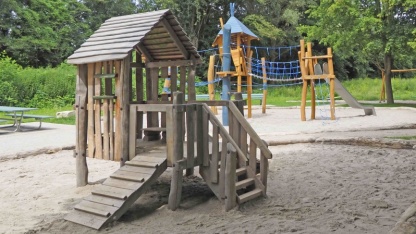 Verbunden mit einer Radtour an der Saar könnt ihr den nagelneuen Spielplatz an den Saarwiesen in St. Arnual in der verlängerten Odakerstraße besuchen: Hier gibt es schon für krabbelnde Babies die ersten Klettergerüste und Rutschen zu entdecken.