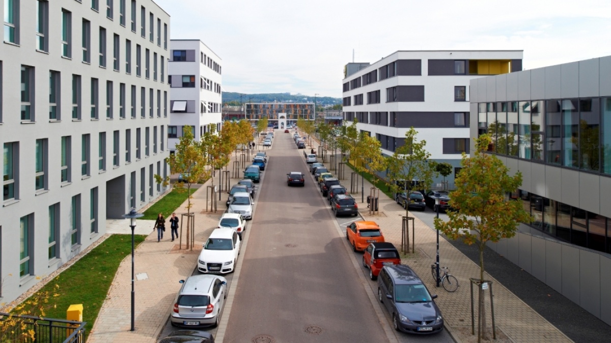 Quartier Eurobahnhof mit Sicht auf die Europaallee bei Sonnenschein mit den Geschäftsgebäuden rechts und links 
