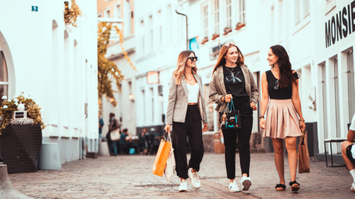 3 Mädels beim Shoppen in der Fröschengasse