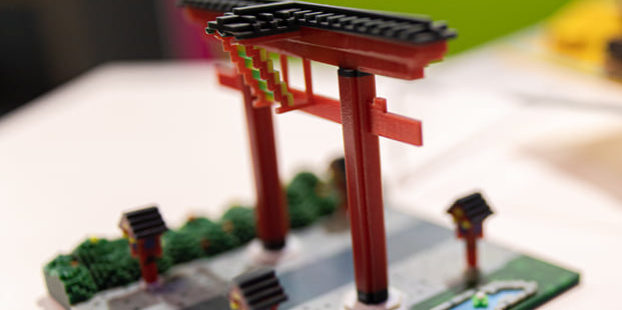 Ausdruck aus dem 3 D Drucker in Miniaturformat vom Nachbau eines traditionellen japanischen Tors "Torii"