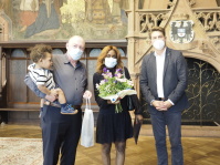 OB Conradt mit Uriel-Ethan Mahouvé und seiner Familie im Festsaal des Rathauses St. Johann