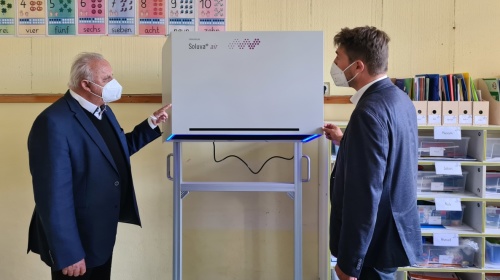 Innenminister Klaus Bouillon und OB Uwe Conradt mache  sich an der Turmschule Dudweiler ein Bild von den Luftreinigungsgeräten.